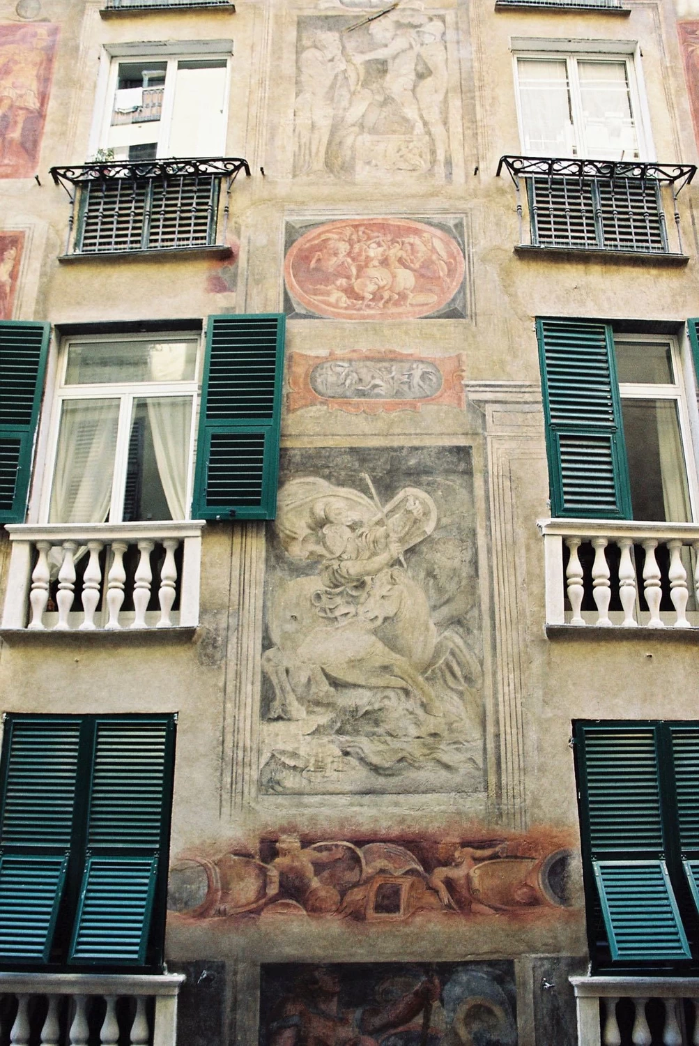Facciata di Via Lomellini 4 in Genova - Scene con imprese